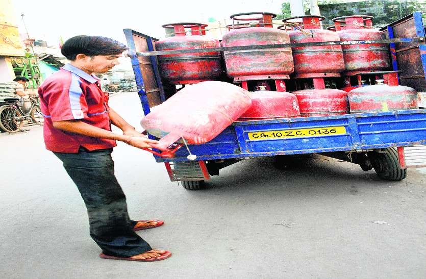cooking gas डीजल-पेट्रोल के बाद रसोई गैस में भी लगी आग, जल रहा किचन