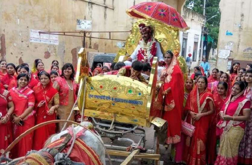 gaaje baaje ke beech nikala tapasvi ka varaghoda juloos गाजे बाजे के बीच निकला तपस्वि का वरघोड़ा जुलूस