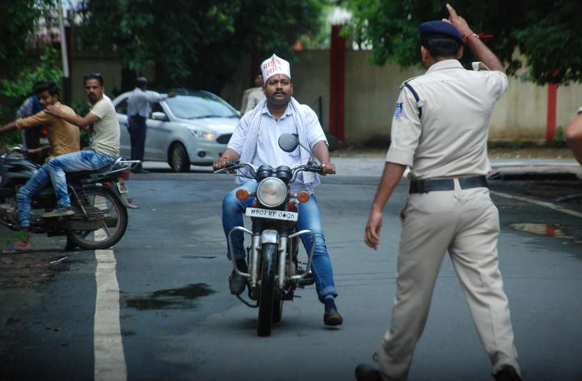 sc st act ka virodh SC ST ACT: संगठनों ने किया मंत्री तोमर के बंगले पर प्रदर्शन- कहा इसका दुरुपयोग सवर्ण-ओबीसी समाज पर होगा
