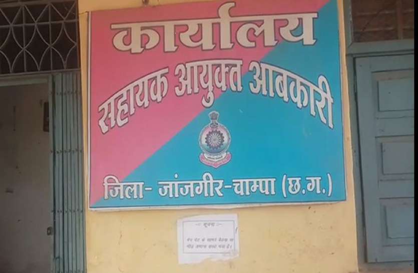 आरोपियों के कब्जे से बड़ी मात्रा में अवैध शराब भी जब्त की गई आबकारी ने पांच महीने के भीतर 265 कोचियों को भेजा जेल, बावजूद इसके नहीं रूक रहा शराब का अवैध करोबार