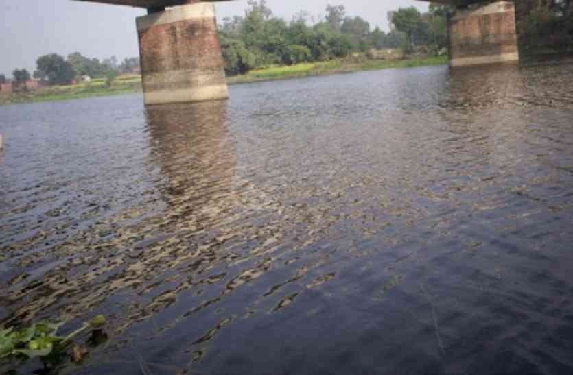 file photo of river लातेहार के मनिका स्थित मलय नदी में सवारी गाड़ी बही, पांच लोगों को घंटों मशक्कत के बाद सुरक्षित निकाला गया