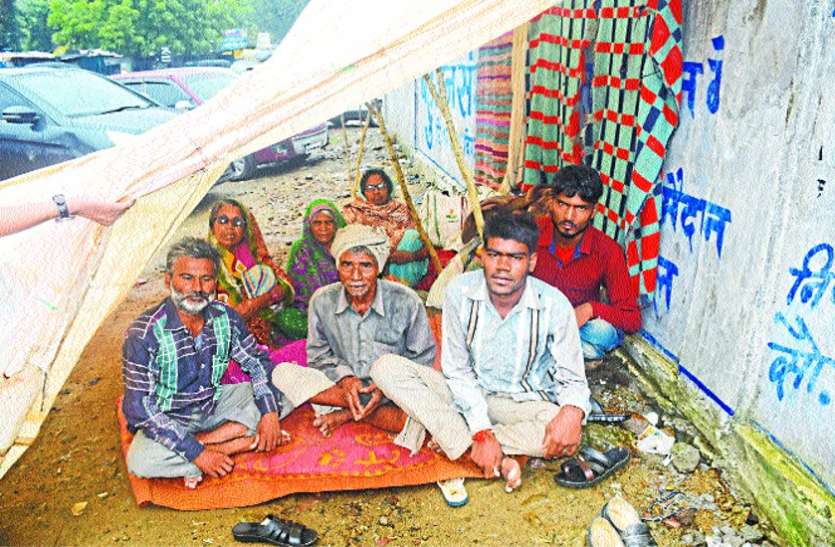 Tribal people on hold Hungry Do not rule out meditation धरने पर बैठे आदिवासियों को अब खाने भी पड़े लाले, प्रशासन की ओर से भी नहीं हुई पहल