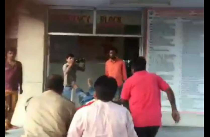 ambedkar nagar थाने में पुलिस की बड़ी लापरवाही, हवालात में बंद हत्या के आरोपी ने काटा गला, अधिकारियों के फूले हाथ-पैर