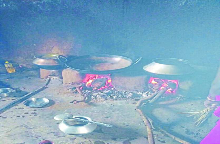 aganwadi centre आंगनबाड़ी केंद्रों में भोजन पकाने लकड़ी ही सहारा, धुएं के बीच पढ़ाई करने पर मजबूर बच्चे