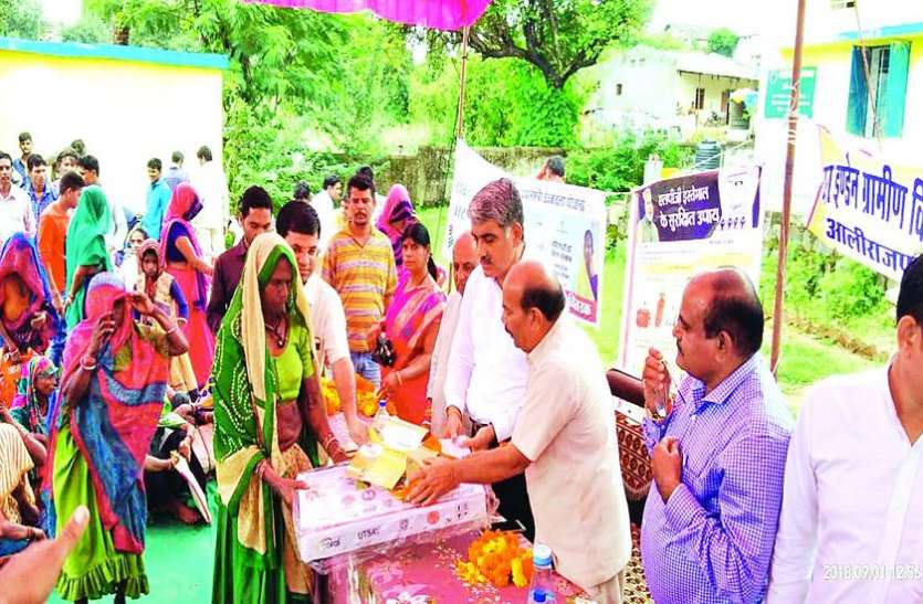 gram swaraj scheem विधायक व जिपं सीईओ ने हितलाभों का किया वितरण