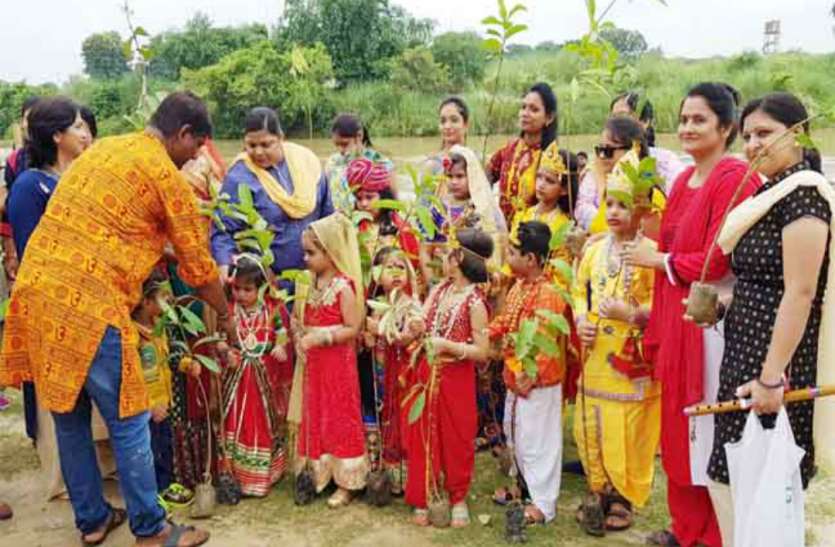Plantation भक्ति के रंग में रगा पौधरोपण अभियान, भगवान श्रीकृष्ण के कुबने का रूप धर किया पौधरोपण