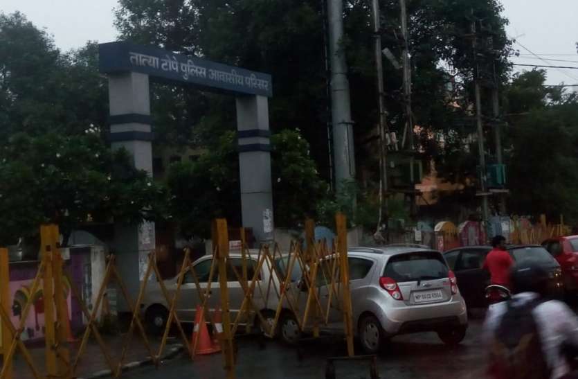 bericates ... अब पुलिस के बेरिकेड्स ने कब्जा ली आधी सड़क