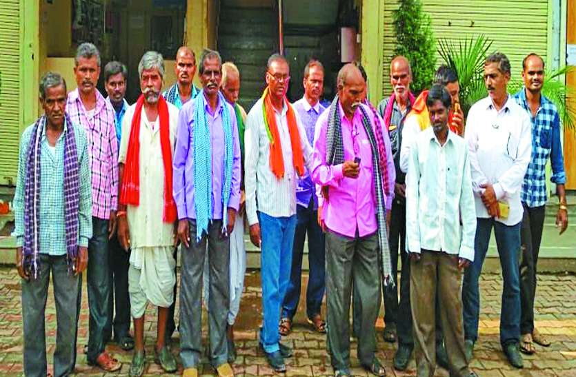 Bemetara Patrika पहले फसल बीमा के लाभ से वंचित हुए अब बैंक खातों से काटी जा रही है रकम