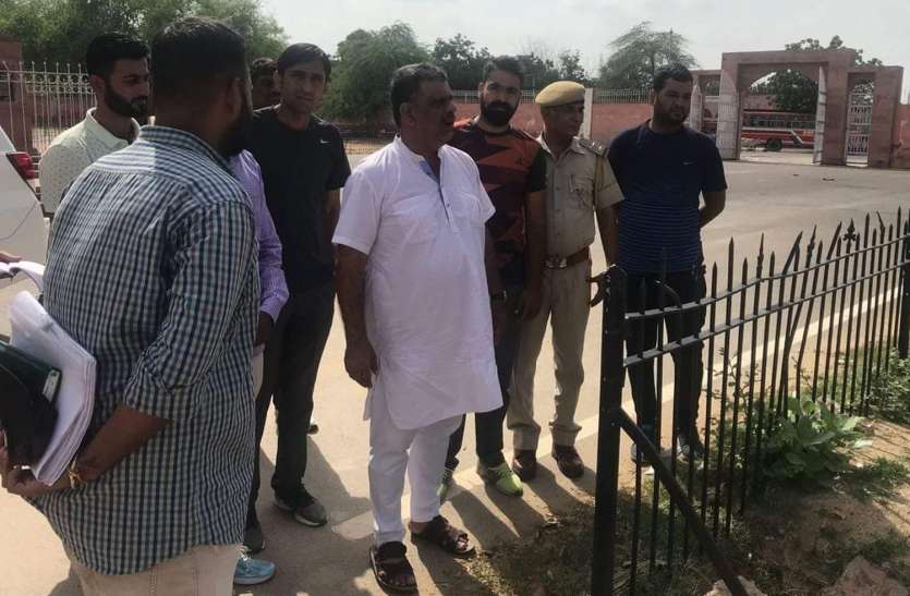 Sports Minister Gajendra Singh inspected स्टेडियम में जल्द तैयार होंगे खेल मैदान, कार्मिकों व कोच को दिए निर्देश
