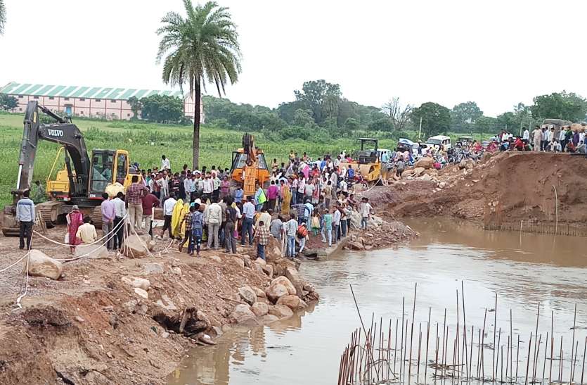 Bridges under construction collapsed Mahoba Chhatarpur links broken तीसरी बार बही निर्माणाधीन पुलिया, महोबा-छतरपुर का संपर्क टूटा