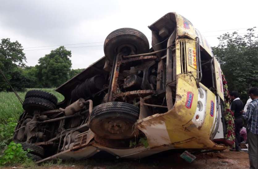 A bus accident a reversal half a dozen injured during the crossing क्रॉसिंग दौरान बसें हुई हादसे का शिकार, एक पलटी, आधा दर्जन घायल