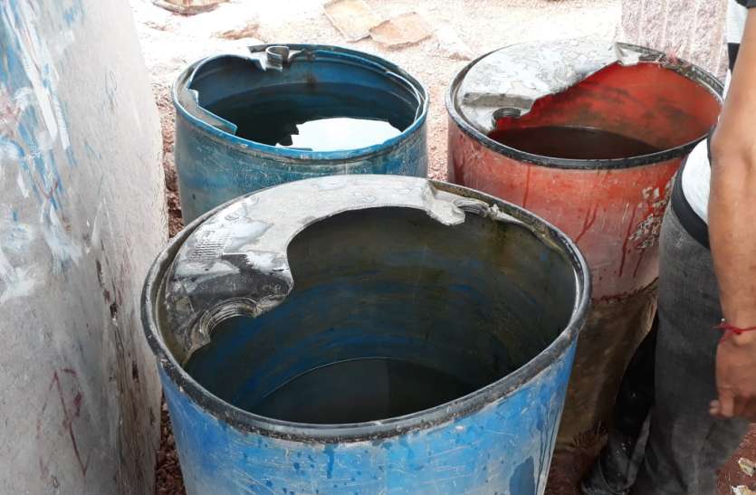 The granite stone quarrying workers the clean water for drinking ग्रेनाइट पत्थर खदान में घुट रहा मजदूरों का दम, पीने तक के लिए नहीं साफ पानी