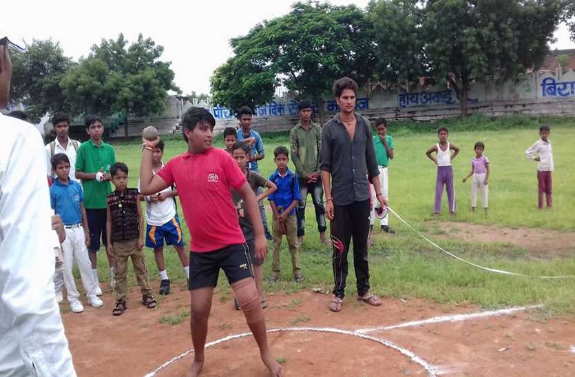 Throwing spear throwing a shot the ground भाला फेंके, गोला फेंके और मार लिया मैदान