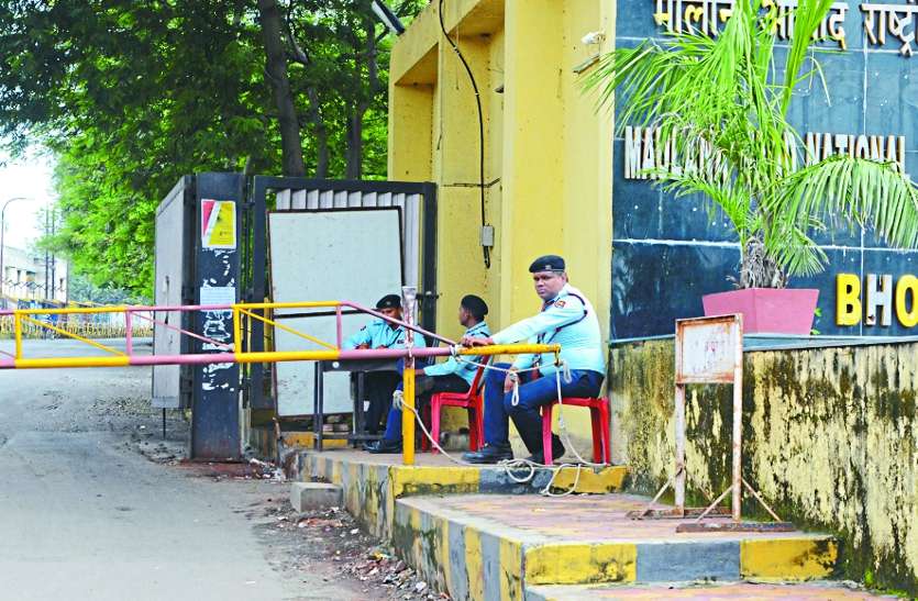 news चहेती कंपनी को ठेका दिया, कंपनी गार्डों से ड्रेस के वसूल रही 15 हजार
