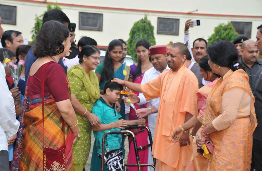 CM YOGI पूर्वांचल की बीमारियों के उन्मूलन के लिए 2020 से हो सकेगा शोध, सीएमआरसी का मुख्यमंत्री ने किया शिलान्यास, आर्इ बैंक का लोकार्पण