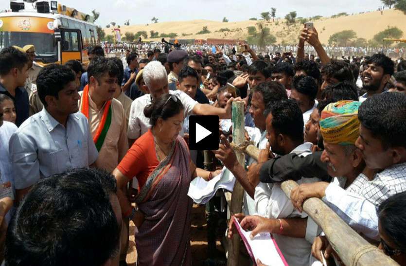 Raje खराब मौसम ने बदला सीएम राजे का कार्यक्रम! प्लेन को जोधपुर एयरपोर्ट पर कराना पड़ा लैंड