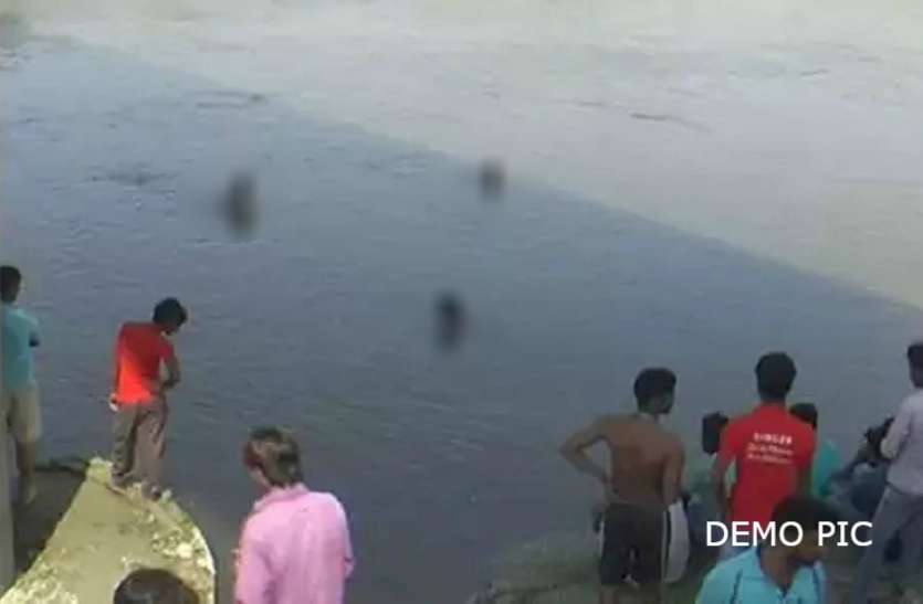 Dooba सहेली को बचाने के लिये दो और सहेलियां गंगा में कूदीं, तीनों डूबने लगीं, मची चीख-पुकार