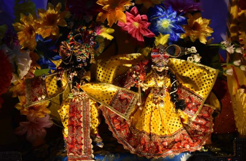 Janmashtami 2018 celebration in hoshangabad madhya pradesh दस साल पहले यूपी छोड़ आए मप्र, आज भी घर में सजा रहे कृष्ण लीलाओं की मनमोहक झांकी