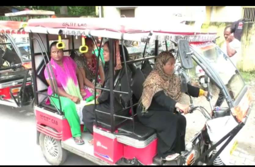 E Rikshaw Driver महिलाएं भी किसी से कम नहीं, ई रिक्शा चलाकर पाया स्वरोजगार