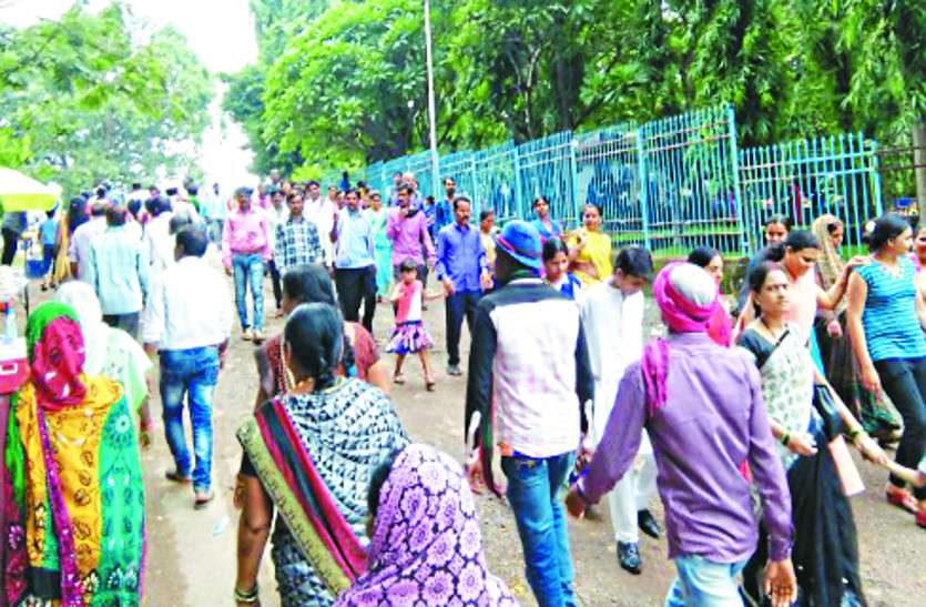 crowd बांध परिसर में प्रतिबंध, फिर भी सैलानी पहुंच रहे गंगरेल बांध का लुत्फ उठाने