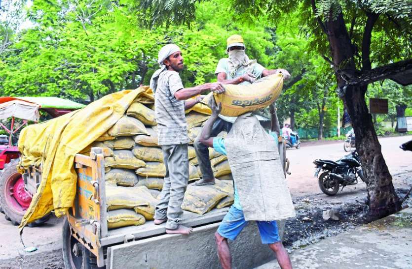 hoshangabad latest hindi news सुबह काम की उम्मीद में तो रात दूसरे दिन की चिंता में गुजर रही