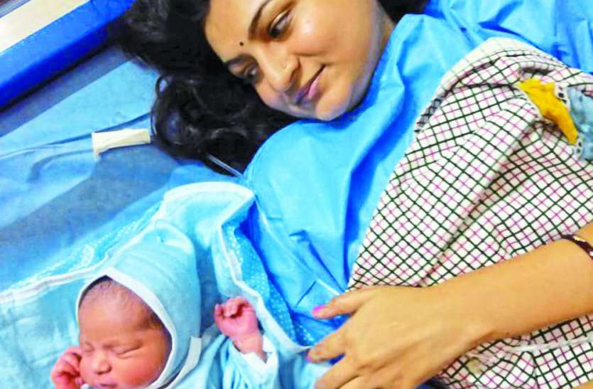 Children born on Janmashtami in hoshangabad अस्पतालों में सिजेरियन से जन्माष्टमी पर जन्मे कन्हाई