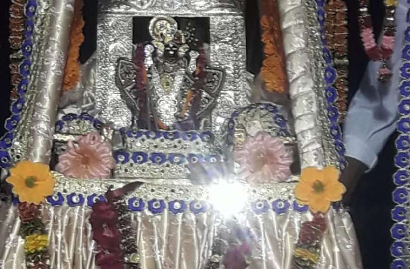 janmashtami celebration in hoshangabad 2018 चमत्कार : यहां 200 साल पहले हाथ में प्रकट हुए थे भगवान श्रीकृष्ण