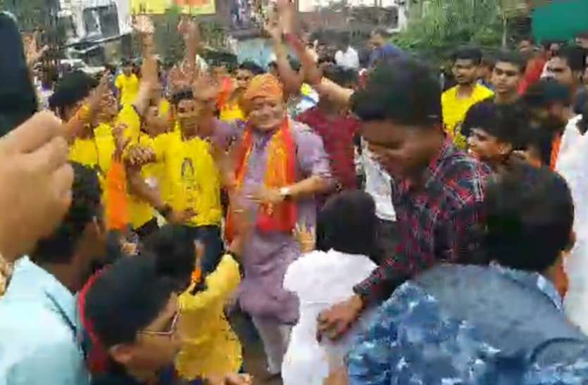 In the Shobhayatra of Lord Krishna, why the lion danced Napa President Akhilesh Khandelwal, read this news to know भगवान कृष्ण की शोभायात्रा में क्यों शेर नृत्य किया नपा अध्यक्ष अखिलेश खंडेलवाल ने, जानने के लिए पढ़ें ये खबर