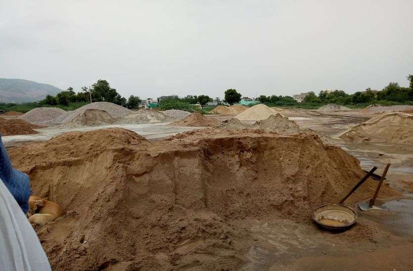 Illegal Gravel Trading Near Vijay Nagar Alwar अलवर में यहां जनता की जमीन पर चल रहा है अवैध कारोबार का खेल, जानिए कैसे छीना जा रहा है आपका हक