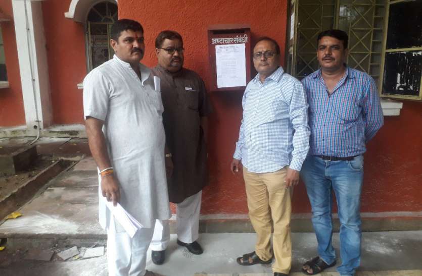 Congressmen patch up on the wall एडीएम ने ज्ञापन नहीं लिया तो कांग्रेसियों ने दीवार पर चस्पा किया