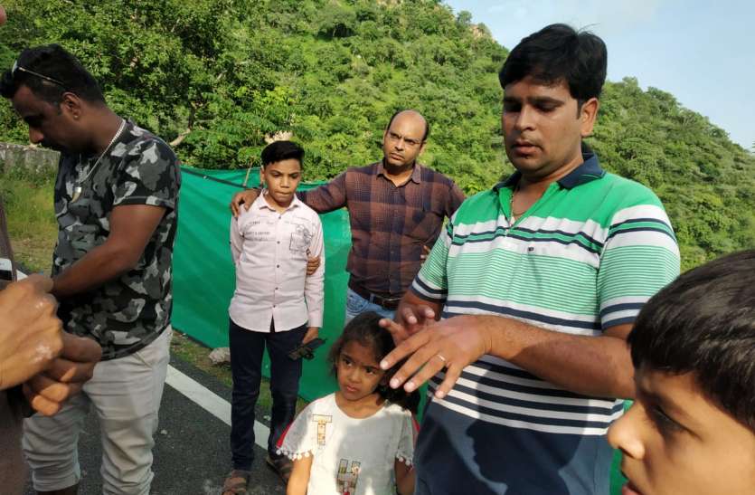 zipline accident उदयपुर में जिपलाइन में हवा में टकराए दो युवक, बाल-बाल बची मासूम... सुरक्षा इंतजाम पर लोगों ने उठाए सवाल..