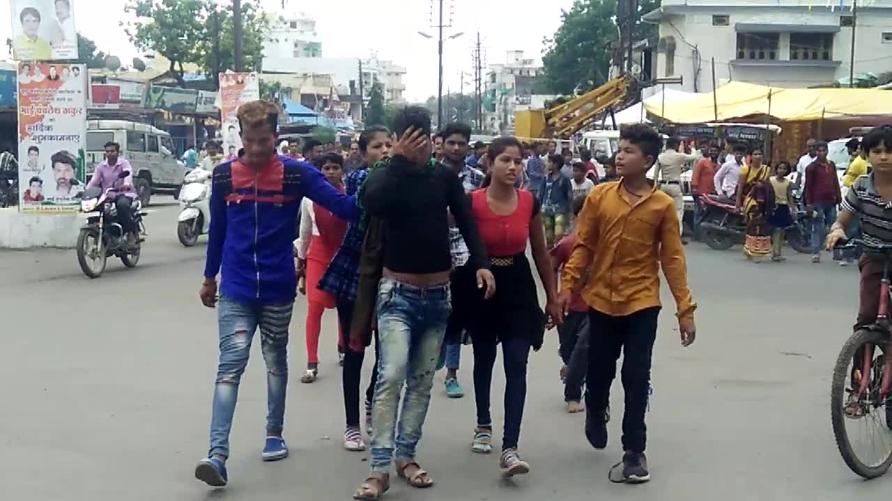 Stops to Majnu मजनू को चार बहनों ने पहुंचाया थाने