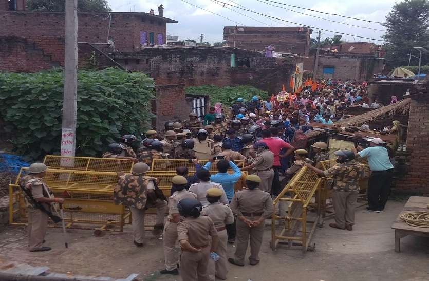 Krishna Janmashtami Dol procession यूपी के इस गांव में भारी सुरक्षा के बीच निकाला गया कृष्ण जन्माष्टमी का डोल जुलूस, जानिये क्या है मामला