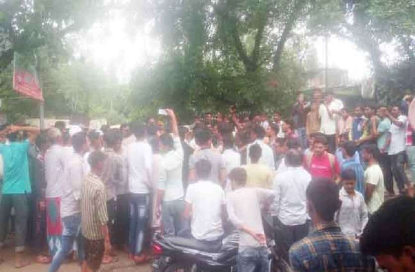 People protest in azamgarh अपराध के खिलाफ फूटा लोगों का गुस्सा, पुलिस अधिकारियों पर लगाया गंभीर आरोप