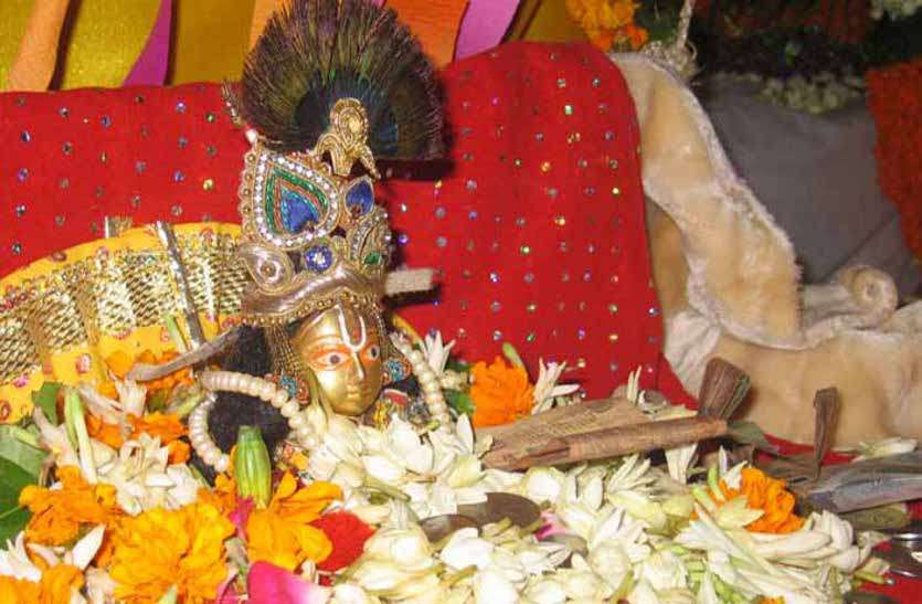 janmashtami 2018 जन्माष्टमी पर आज रात 12 बजे घर में चुपचाप यहां छुपा दें एक लौंग, फिर देखें चमत्कार, बरसेगी लक्ष्मी जी की कृपा