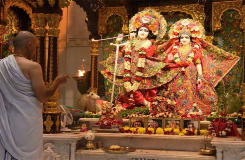sri Krishna Janmashtami 2018: कृष्ण के जन्म में कुछ घंटे बाकी, ऐसे पूजा करने से कभी कमी नहीं होगी धन की