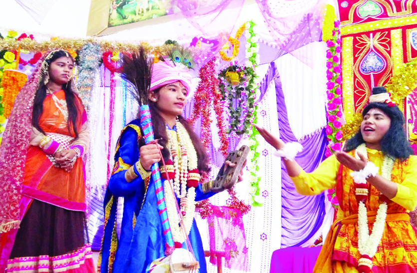 janmashtami कृष्ण जन्माष्टमी : कान्हा के जन्मदिन पर जगह-जगह फूटा मटका, मंदिरों में लगी रही भीड़