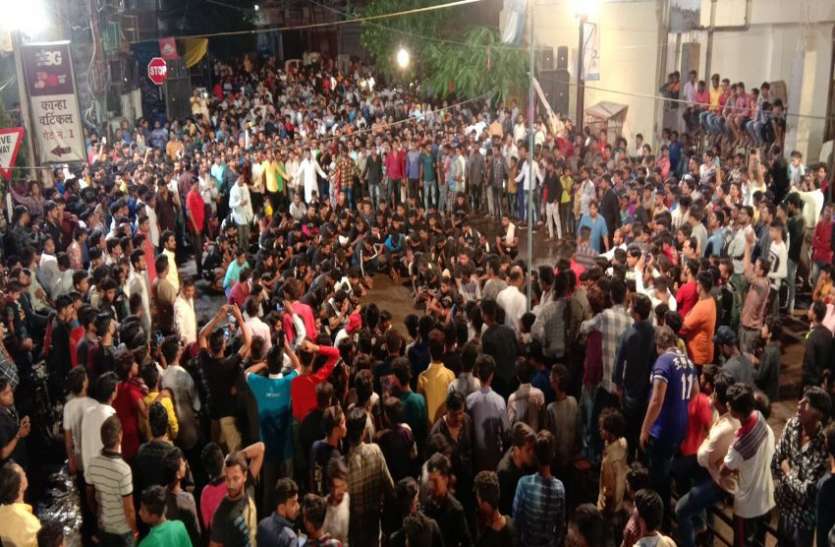 dahi handi सबसे ऊंची मटकी - गिरते-पड़ते रहे गोविंदा, करते रहे कोशिश, वीडियो में देखें मटकी फोड़ प्रतियोगिता के दृश्य