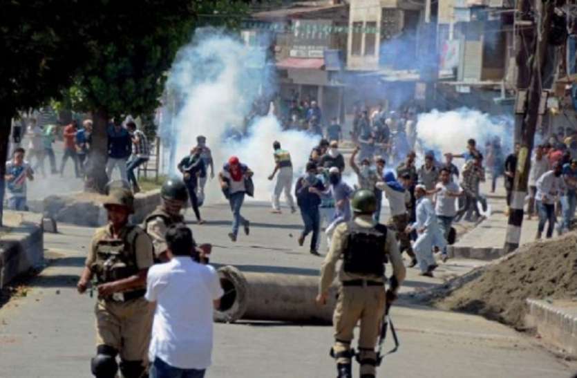 stone pelters कश्मीर : सुरक्षाबलों और प्रदर्शनकारियों के बीच झड़प, एक शख्स की मौत