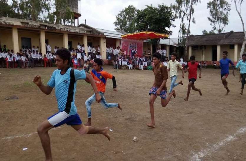 jj विद्यार्थियों ने लगाई दौड़, कबड्डी भी खेली