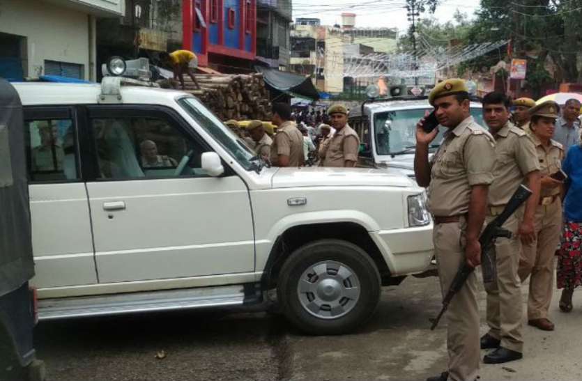 kasganj police जन्माष्टमी पर श्रीकृष्ण शोभायात्रा को लेकर कासगंज में तनाव, छावनी बना शहर, देखें वीडियो