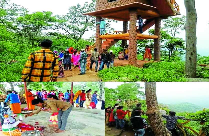 भगवान के हाथ पर अपना हाथ रख मांगते है मन्न्त यहां भगवान के हाथ पर अपना हाथ रख मांगते है मन्न्त, लेकिन आपका हाथ प्रभु के हाथ से फिसलने लगे तो.....