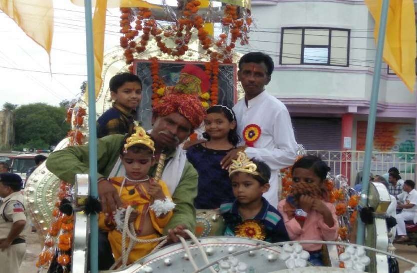 kri Janmashtami: कृष्णभक्ति में डूबे लोग, दिनभर चलता रहा चलसमारोह का दौर