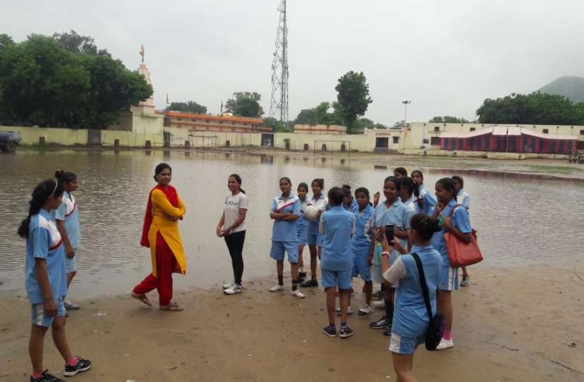 lalsot rain बारिश के कारण बदला मैचों का स्थान, मैदान में भरा पानी