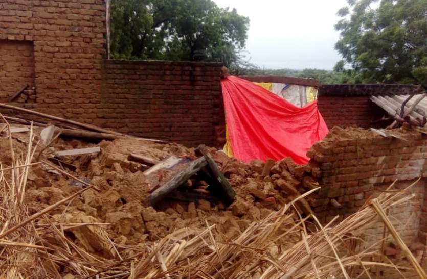 Makan लगातार हो रही बारिश में गिरा मकान, भाई-बहन का हुआ ये हाल