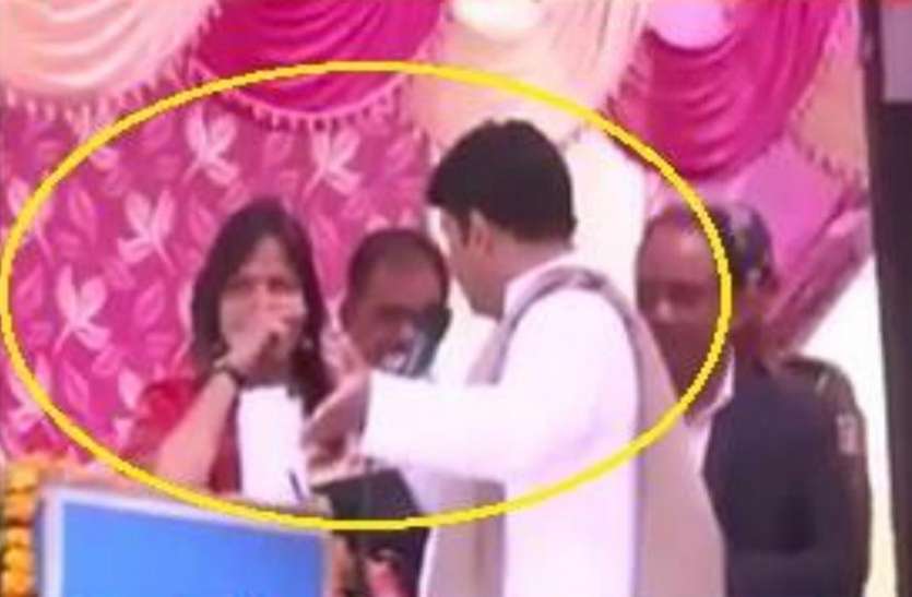 कभी भरे मंच से मनोज तिवारी ने महिला को लगाई थी फटकार, अब मिलेगा बेस्ट शिक्षिका का सम्मान दिल्ली: कभी भरे मंच से मनोज तिवारी ने महिला को लगाई थी फटकार, अब मिलेगा बेस्ट शिक्षिका का सम्मान