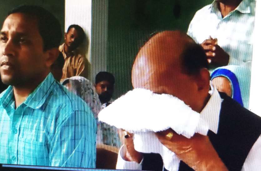 Labour minister weeping प्रेस कांफ्रेंस में ये बात कहते-कहते रोने लगे मंत्री, फिर तौलिए से पोंछी आंसुओं से भरी आंखें- देखें Video