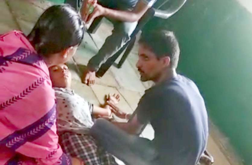 Letest Boys Girls Hindi News Neemuch ऐसा क्या है इस थैरेपी में कि लकवे का मरीज भी खड़ा हो जाता है