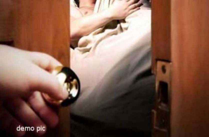 wife cheating पांच महीने बाद अचानक घर पहुंचा फौजी पति, खिड़की से झांका तो नजारा देख खिसक गई पैरों तले जमीन