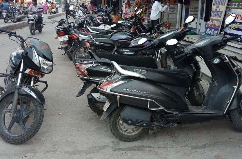 sirohi बेतरतीब पार्किंग से जाम में फंस रहे राहगीर